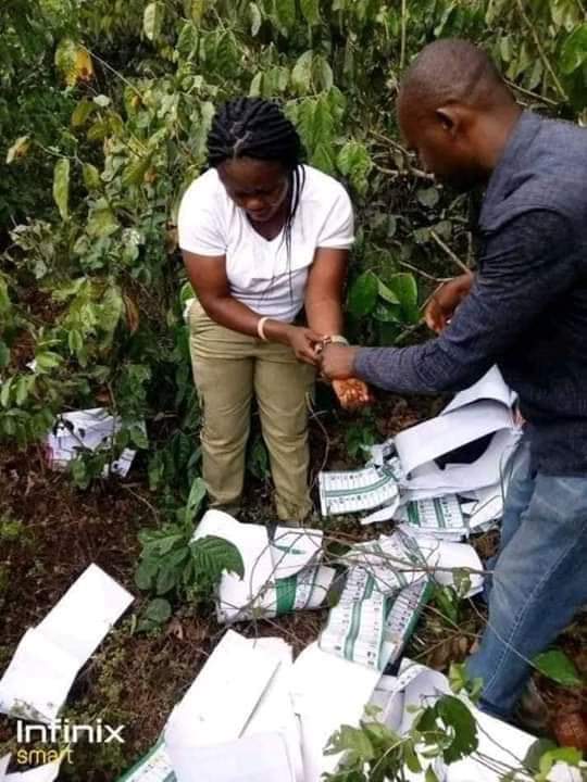 cbngov_akin1's tweet photo. *A Corp member caught inside the bush, thumb printing ballot paper for the PDP in Abia 

They are here on Twitter shouting "Fully Atikulated" 
😂

#NigeriaDecides2019 
#NigeriaDecides https://t.co/P5PAAKBdqP