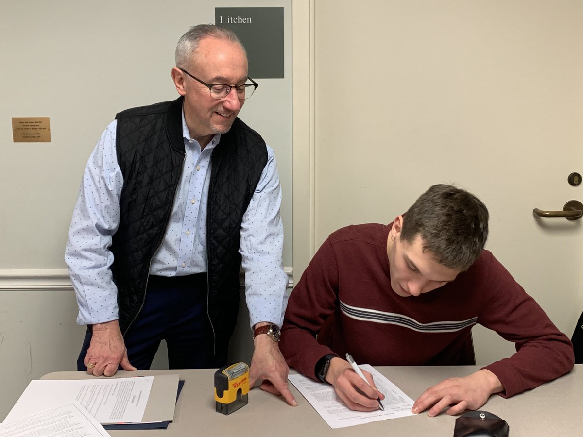 borcherstrust's tweet photo. Thank you to the 4 lawyers who spent their day helping 20 teens sign "Coming of Age" #legal documents at a #free community event. Thanks to Maria Baler and Abby Poole from @ssb_llc and Ted Barone from @Barone_Law 
Come to our next free session on April 6: https://t.co/5JHSkjepDp https://t.co/TsQq0lVSxf