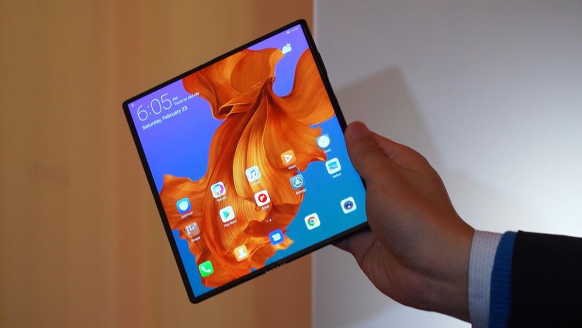 ReporterComm's tweet image. Look at that! A Reporter! :)   Welcoming the future of smartphones! And the future of news.
#huaweimatex #MWC19 #MWC2019 #HuaweiMWC #Huawei #HuaweiMateX  #ConnectingTheFuture #matex #news #journalism