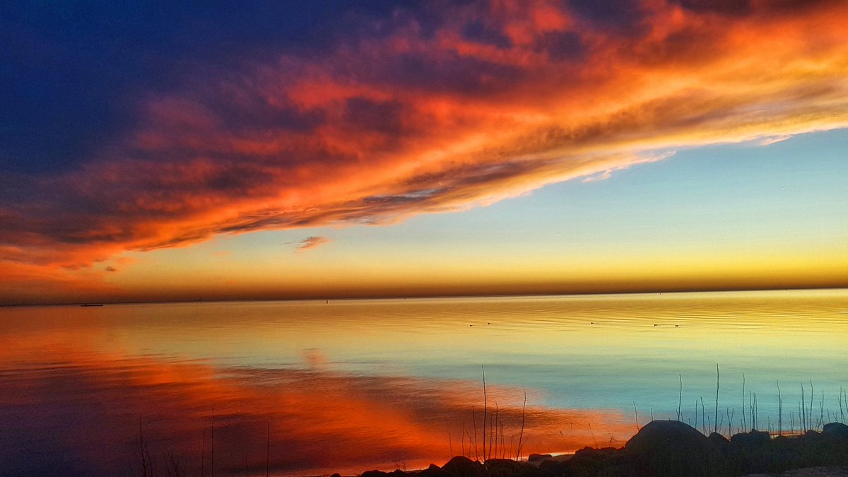 zonsondergang urk😍😍
<a href="/weermanrobert/">➡️ Robert de Vries</a> <a href="/FlevolandWeer/">Flevoland Weer</a> #Urk #zonsondergang
