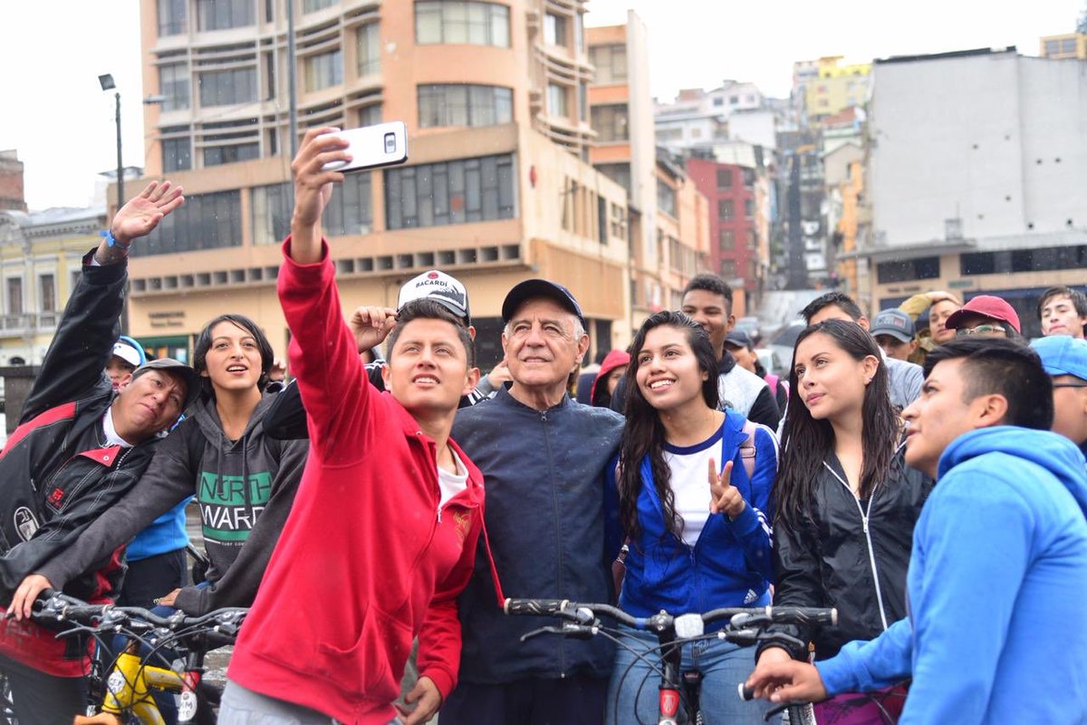 PacoMoncayo's tweet photo. Tuve el gusto de ser invitado por varias organizaciones de ciclistas a un recorrido y luego a un conversatorio para compartir experiencias. Es grato saber que recuerdan que apoyé los ciclopaseos cuando fui alcalde. ¡Fortaleceremos el uso de la 🚲 para hacer el #QuitoQueSoñamos! https://t.co/xfdROJAm4A