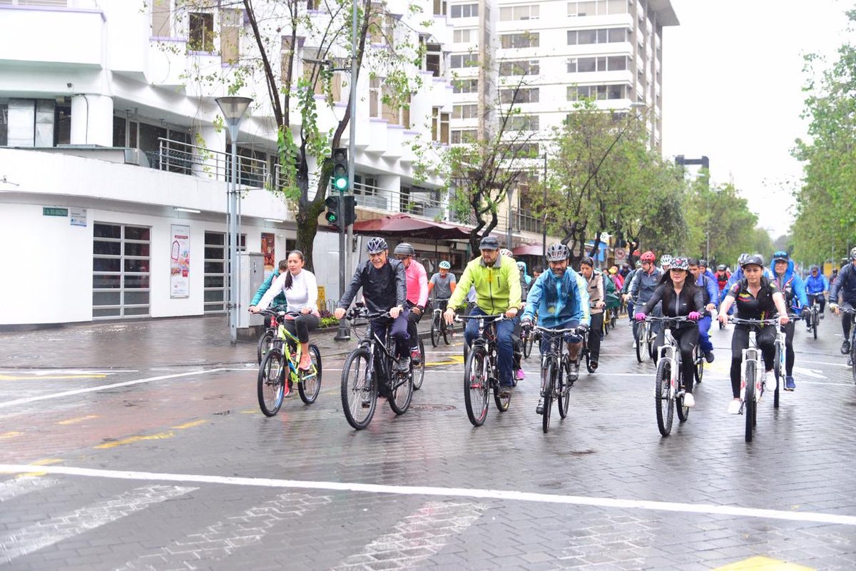 PacoMoncayo's tweet photo. Tuve el gusto de ser invitado por varias organizaciones de ciclistas a un recorrido y luego a un conversatorio para compartir experiencias. Es grato saber que recuerdan que apoyé los ciclopaseos cuando fui alcalde. ¡Fortaleceremos el uso de la 🚲 para hacer el #QuitoQueSoñamos! https://t.co/xfdROJAm4A