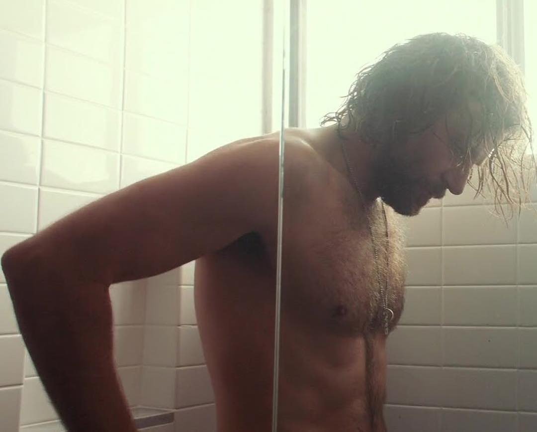 2019 г. Bradley Cooper in the shower from a scene in A Star is Born. 