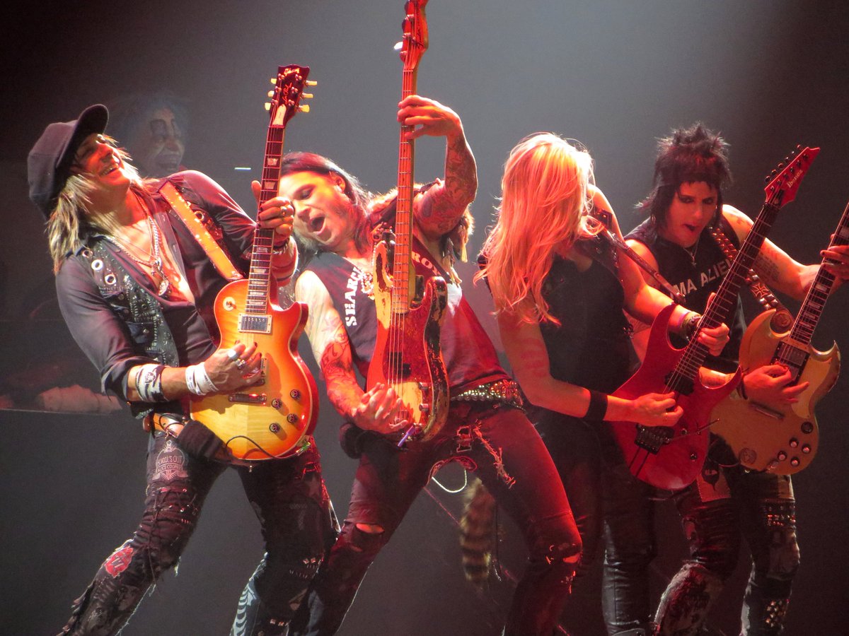 NextRandomVideo's tweet image. Our Alayna has always wanted to learn to play guitar ever since @hurricanenita  walked on stage @alicecooper  show in 2014. She even entered in a contest to win her 1st guitar from @BGibbsmusic 's giveaway on FB,but sadly we found out about it a little late.  #Chinup #girlpower