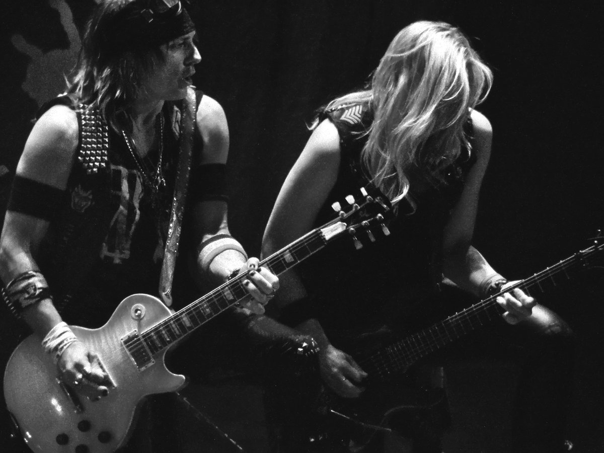 NextRandomVideo's tweet image. Our Alayna has always wanted to learn to play guitar ever since @hurricanenita  walked on stage @alicecooper  show in 2014. She even entered in a contest to win her 1st guitar from @BGibbsmusic 's giveaway on FB,but sadly we found out about it a little late.  #Chinup #girlpower