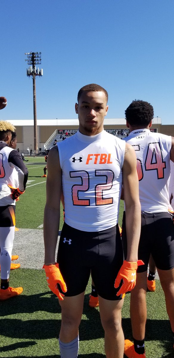 FootballDesoto's tweet photo. DeSotoU take over - Under Armour 2019 Football Camp. #OurStandardIsBest #DeSotoU @LathanAdams21 https://t.co/G3wnXZCgDw