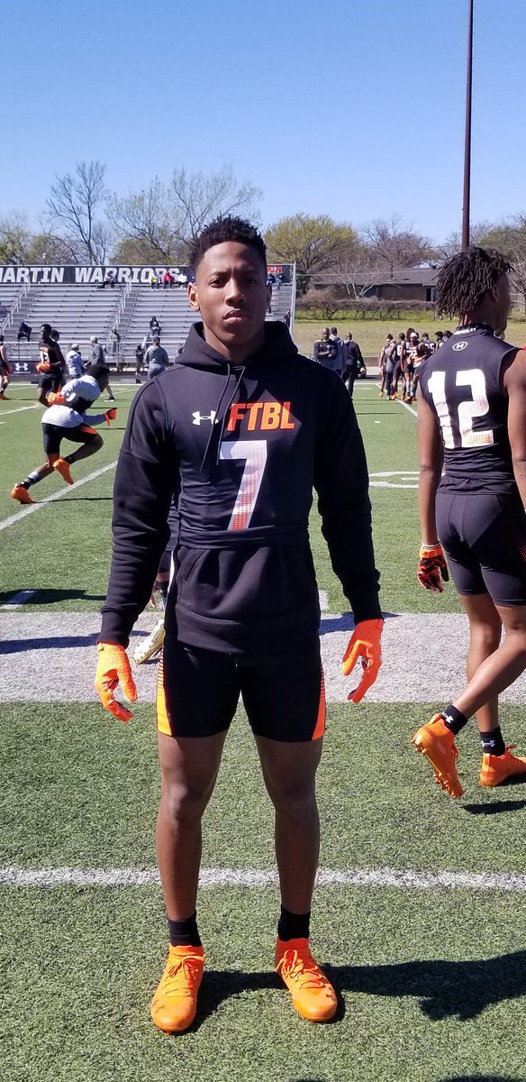 FootballDesoto's tweet photo. DeSotoU take over - Under Armour 2019 Football Camp. #OurStandardIsBest #DeSotoU @LathanAdams21 https://t.co/G3wnXZCgDw