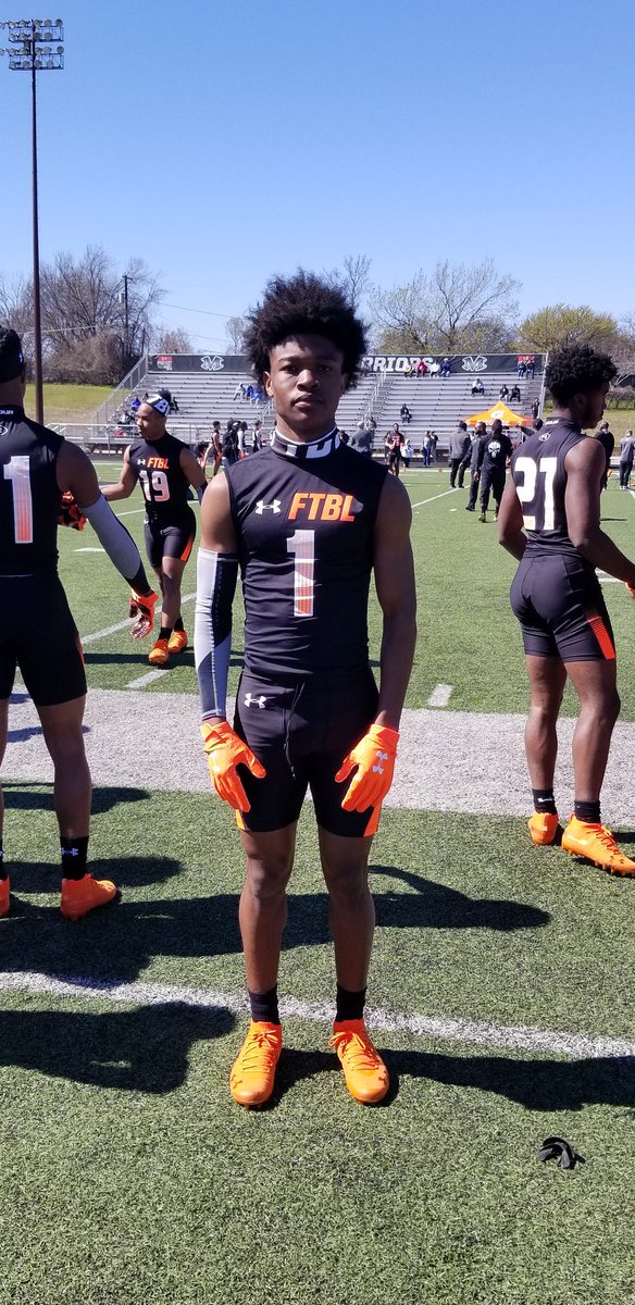 FootballDesoto's tweet photo. DeSotoU take over - Under Armour 2019 Football Camp. #OurStandardIsBest #DeSotoU @LathanAdams21 https://t.co/G3wnXZCgDw