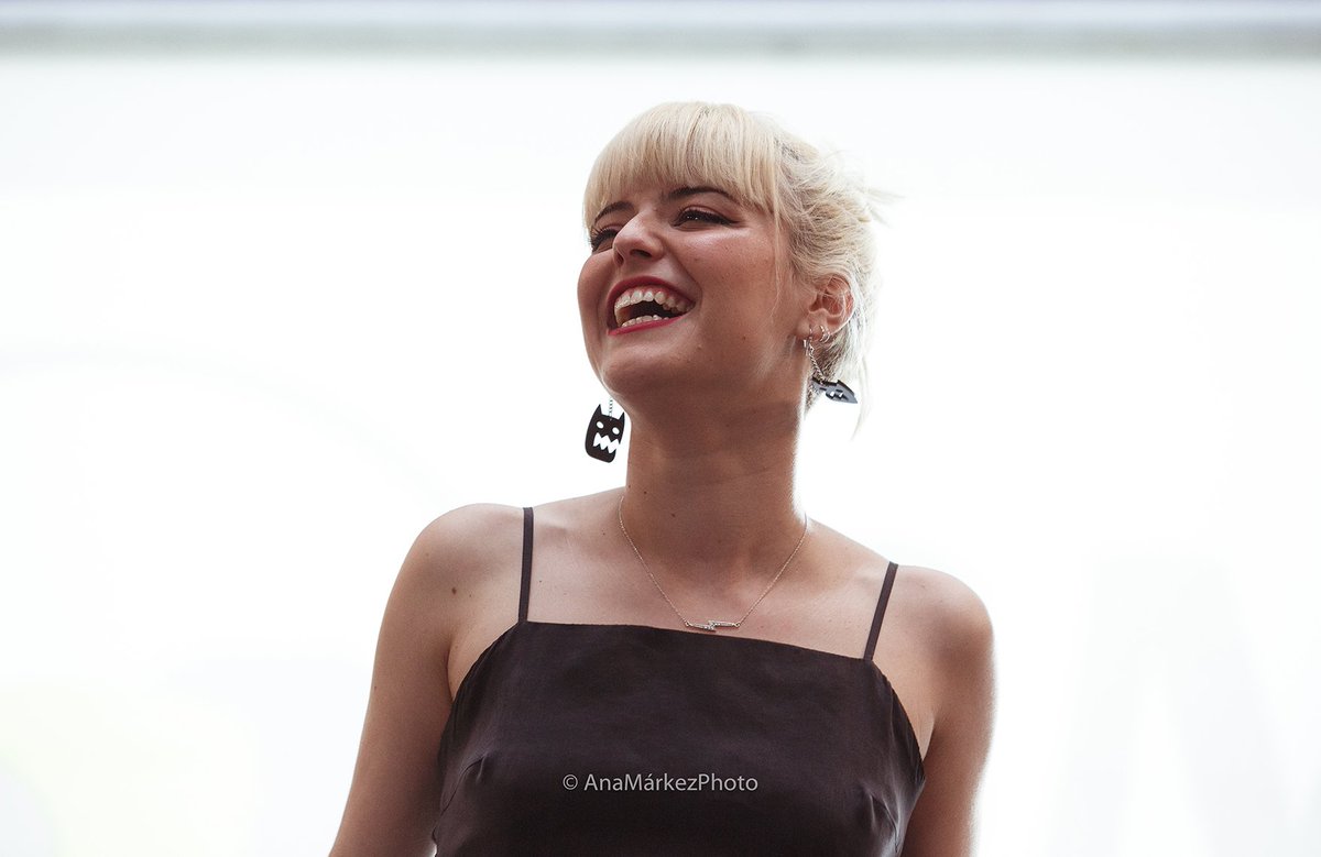 MEW_Magazine's tweet photo. Quien no quiso perderse el #Eventazo8M fue la artista @albarecheot2018 cantando dos temazos. Fotografías por @AnaMarkezPhoto - https://t.co/DyjJaGXToK https://t.co/zYPqQfhccm