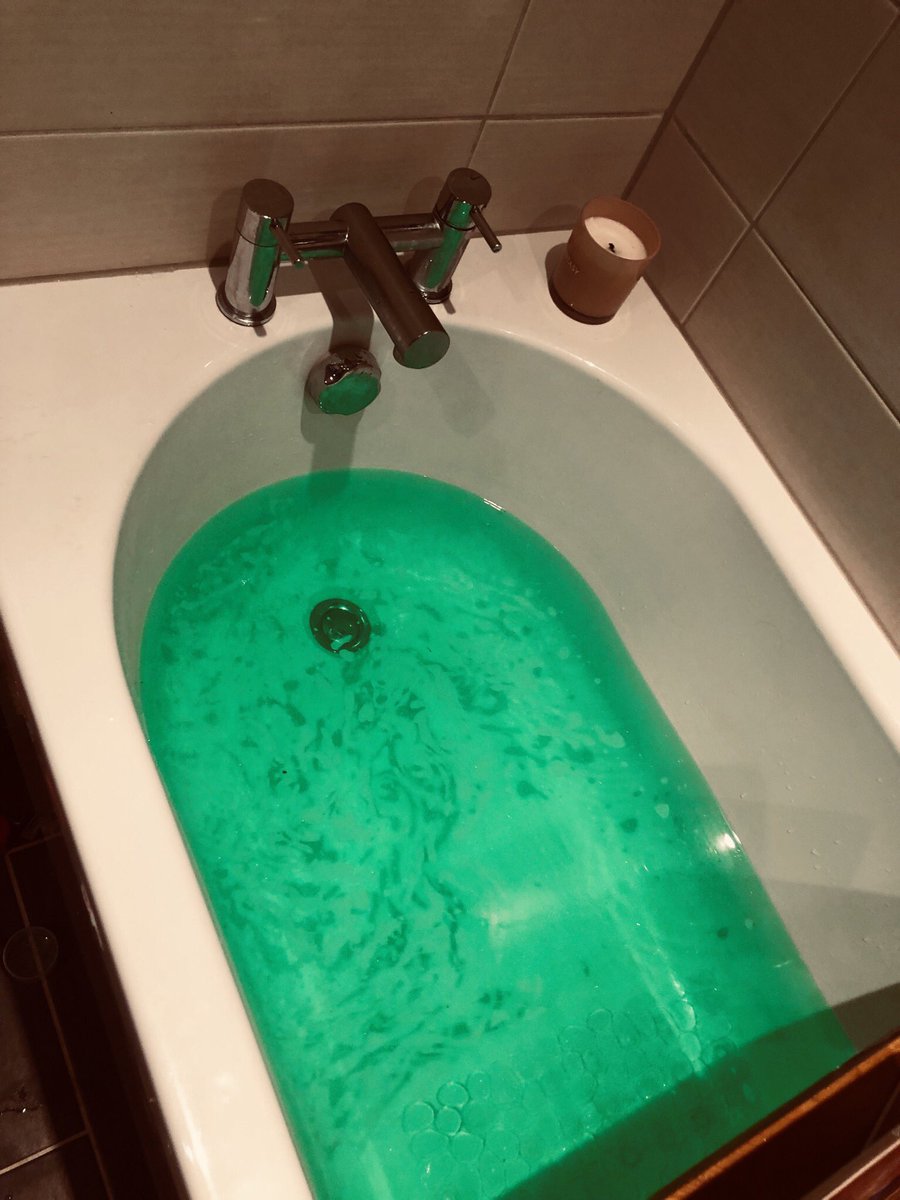 A family that is obsessed with Northwich vics even baths in green #nortwichvicsobssesed #greenobsession #anythingthatcanbegreenwillbegreen @mikeandsan