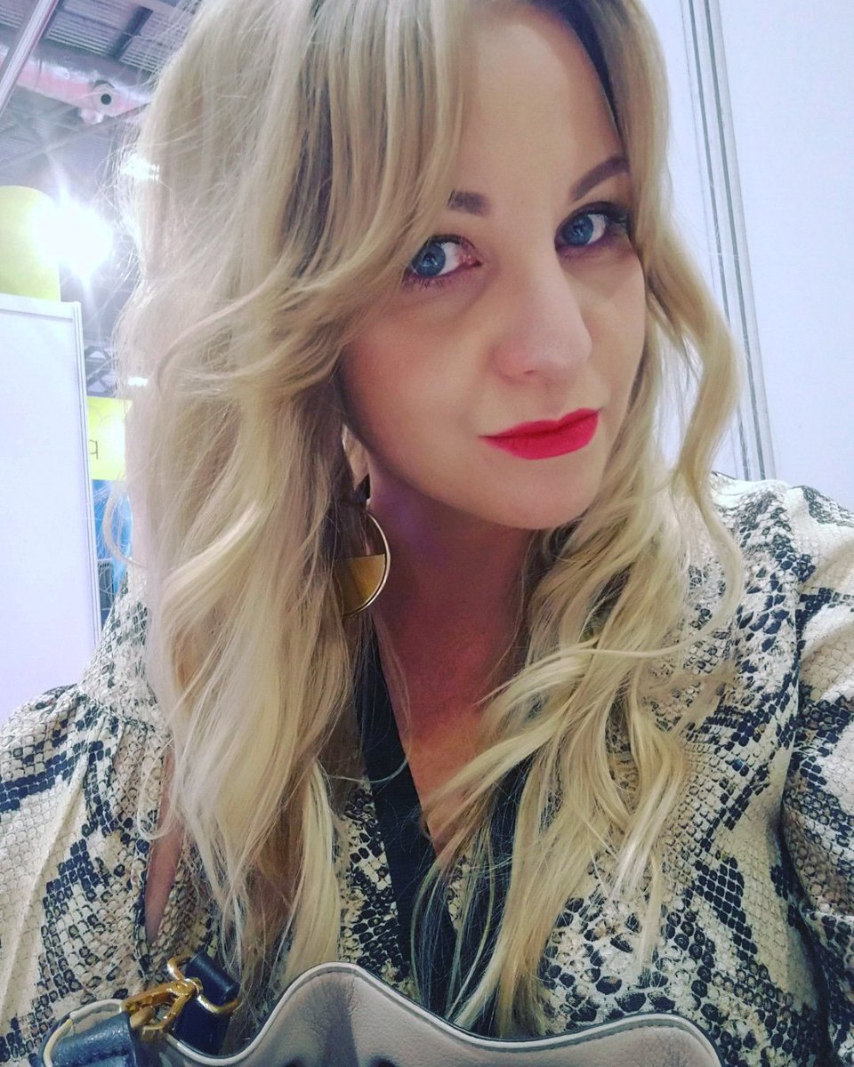 AdriannaAtelier's tweet photo. The red on the lips, must be✌️💋
.
.
.
@fabnailsbeauty #london #uk #makeupartist #mua #makeup #makeuolover #makeuppeterborough #makeupartistpeterborough #makijazystka #makijażystkawlondynie #profesionalbeautylondon #style #fashion #stylowamama #businesswoman #business https://t.co/Oe92RptiPw