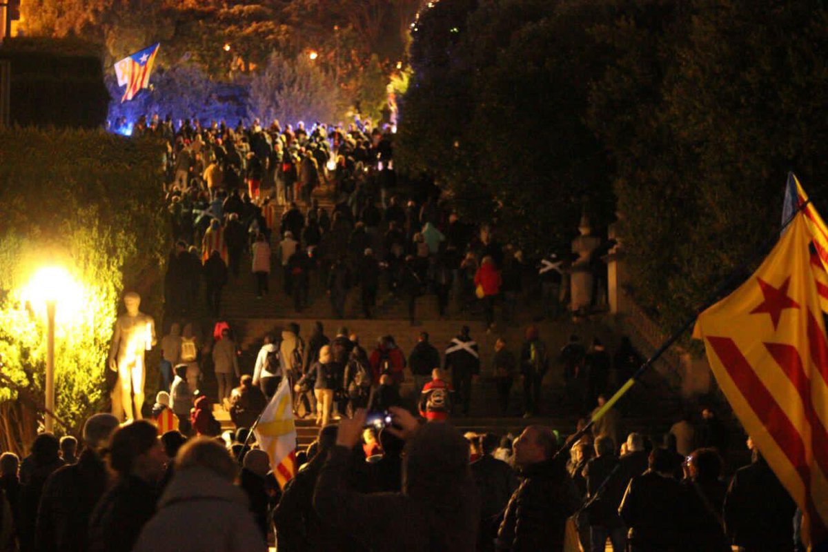 ComiteManresa's tweet photo. 🔴 Un cop més, però, les forces de repressió del #GovernEfectiu estan protegint els privilegis d'una institució caduca i antidemocràtica per davant dels drets del poble català a expressar lliurement el seu rebuig i al dret de protesta.

#CDRenXarxa
#TombemElRègim
#NiReiNiPor https://t.co/NilCrqCS1v