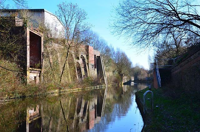 The derelict #DudleyNo2canal commissioned in 1793, looking back from the narrow entrance to #GostyHilltunnel towards the monumental brickwork arches marking the site of the #CoombeswoodTubeWorks established in 1860 by Abraham Barnsley and operated from 1… ift.tt/2GJ5LAa