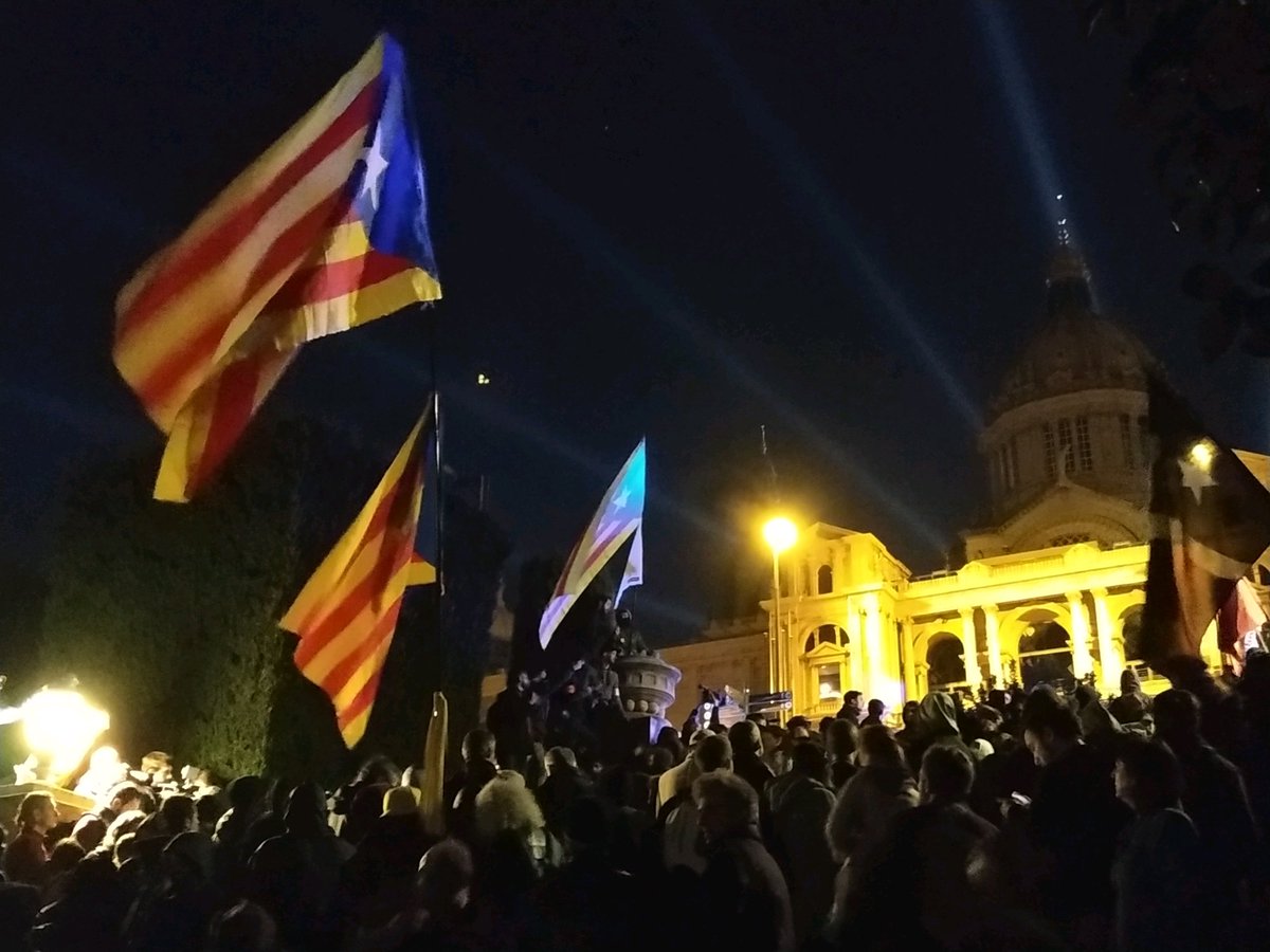 Cdr_nv_sg_cgr's tweet photo. Si el rei vol corona
corona li darem
què vingui a Barcelona
i el coll li tallarem 🎶🎶
(cançó popular)

#NiReiNiPor 
#NoPassaran https://t.co/XtAPMeoFaw