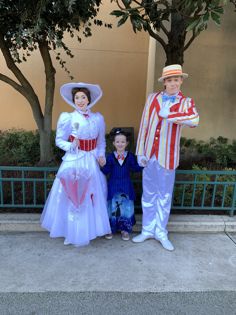 _HannahJBrown's tweet image. You should totally meet your idols. #practicallyperfect #disneymagic