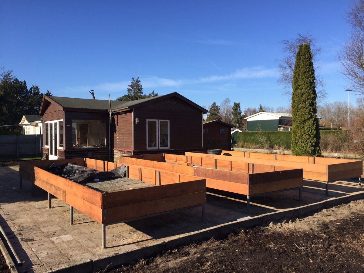 Rolstoelvriendelijke tuin vordert dankzij vele vrijwilligers. #trots @GroeneKern