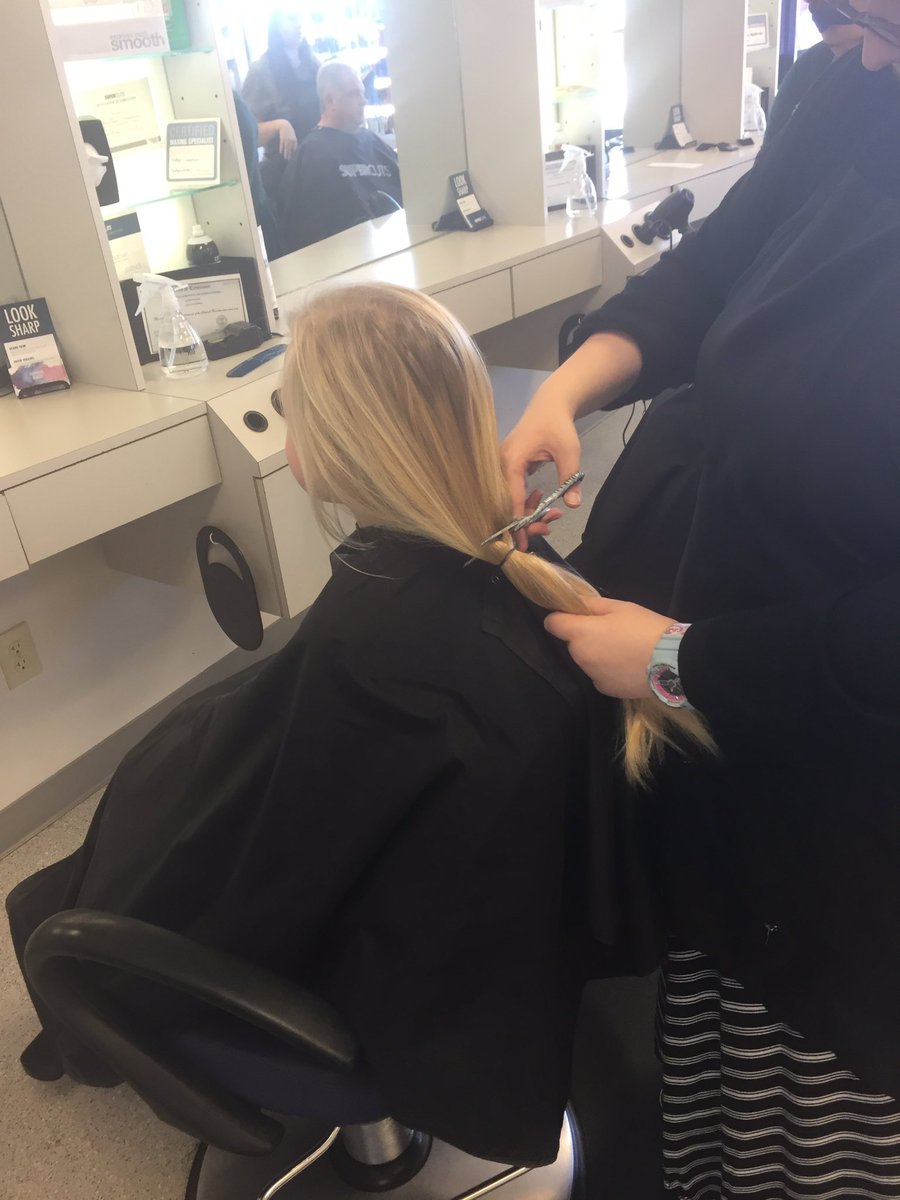 amc2amb's tweet photo. Girls donated their hair to @CWHL_org 💇💛 A sweet bystander threw in $20 when he saw they were donating. So kind! 🙏🏽 https://t.co/5ehbNeRLxb