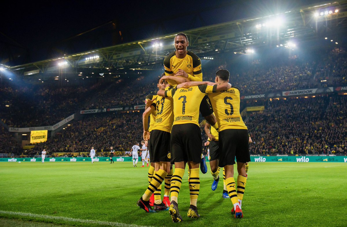 Los jugadores del Dortmund celebran un gol.