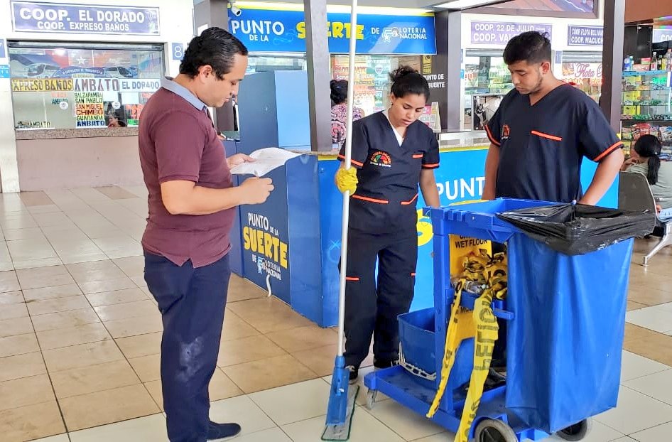 secap_ec's tweet photo. #Babahoyo | Se realizó examinación para la certificación por competencias laborales, en el perfil 'Operario especializado en Mantenimiento de Viviendas y Edificios, Limpieza y Desinfección', a los trabajadores del Terminal Terrestre. 
#CertifícateConSecap #SecapZonal5 
@abgmadero https://t.co/2JmmNFQjDp