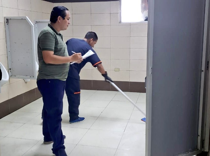 secap_ec's tweet photo. #Babahoyo | Se realizó examinación para la certificación por competencias laborales, en el perfil 'Operario especializado en Mantenimiento de Viviendas y Edificios, Limpieza y Desinfección', a los trabajadores del Terminal Terrestre. 
#CertifícateConSecap #SecapZonal5 
@abgmadero https://t.co/2JmmNFQjDp