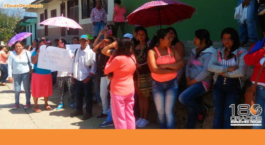180GradosPrensa's tweet photo. #Podcast🎙 en #DesdeOtroÁngulo | Padres de familia de 849 estudiantes de las 4 instituciones educativas de #Nátaga #Huila denunciaron la presunta baja calidad de los alimentos dados por el #ProgramaDeAlimentaciónEscolar. https://t.co/dcHW42Vhji https://t.co/2pSechYwua