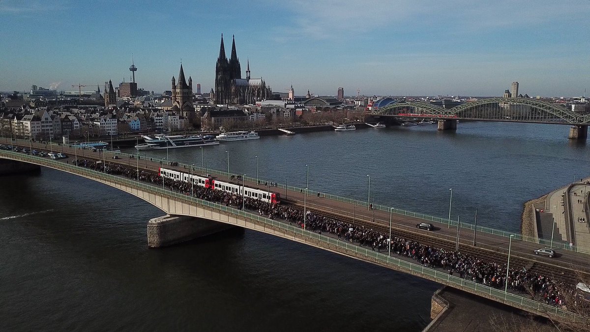 maximnoise's tweet photo. Eine Brücke voller BOTS! 🤖 
Die gesamte Deutzer Brücke in Köln wurde gestern kurzfristig lahmgelegt um gegen #Artikel13 und #Uploadfilter Lärm zu machen! 📣
Mehr bewegte Bilder von der #Artikel13DEMO findet ihr im neuen Video: https://t.co/5U1F0rz1U7
🚨 #SaveYourInternet 🚨 https://t.co/cXrhj3m4oN
