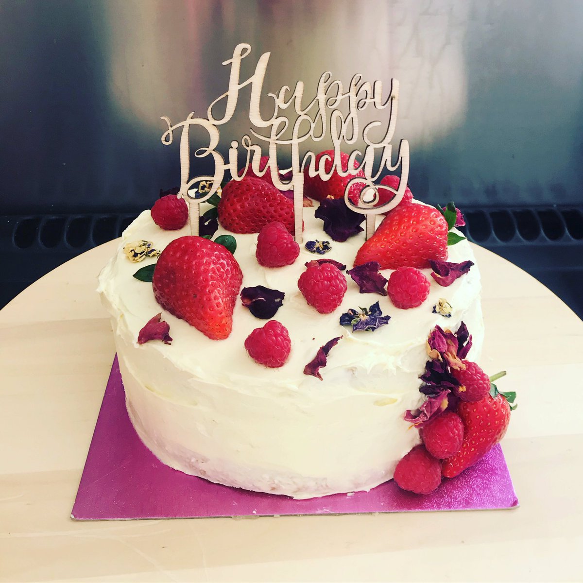kristen_moomin's tweet photo. First Vegan birthday cake (that went to plan 😆) 🌸🍓🌼
#vegan #birthdaycake #edibleflowers #baking #veganbaking #flowercake #happybirthday #gingerray https://t.co/MWjAX4hxiM
