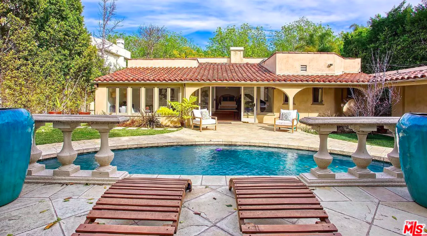 TaylorMillerHSD's tweet photo. California living at it's best! #TaylorMillerHSD #homestaging #luxurystaging #beverlyhillsstaging 
https://t.co/EdRiOBn7M0 https://t.co/Wm6alfCcpu