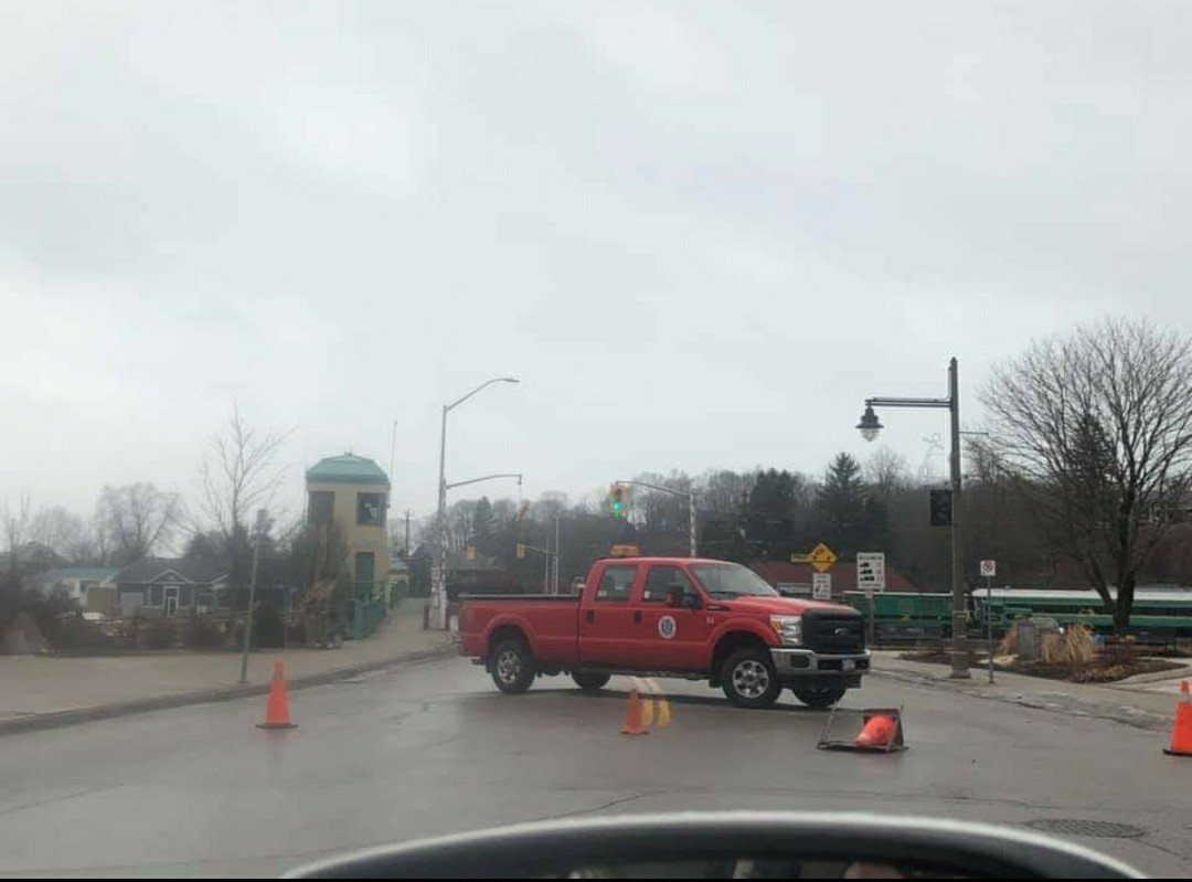 The bridge at #portstanley has been closed. 

#ONStorm #StormHour #ldnont
<a href="/LakeErieNorth/">LakeErie ♀</a>