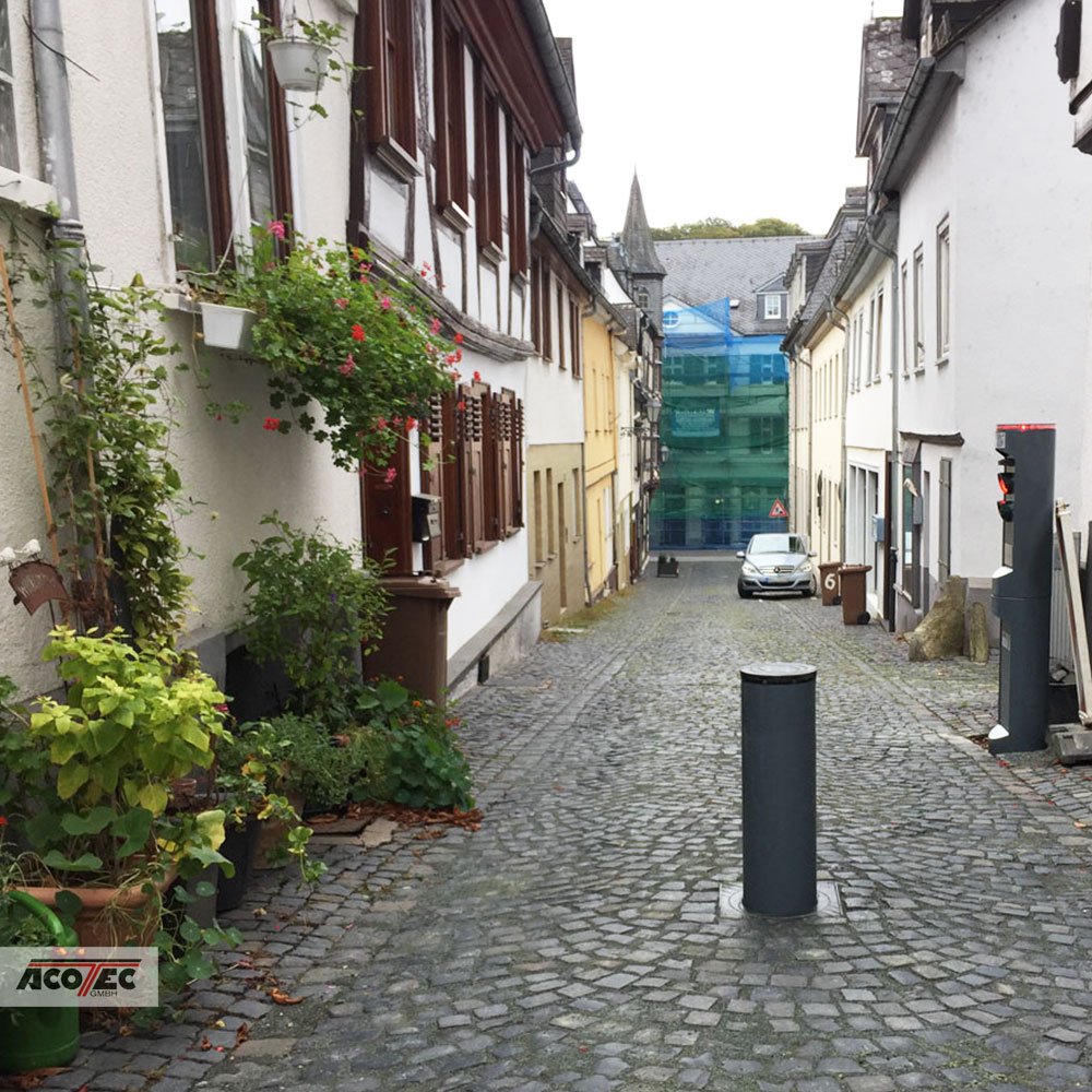 ACOTECGmbH's tweet photo. Auch in kleinen verwunschenen #Märchengassen fahren widerrechtliche #Fahrer hindurch, oftmals sogar mit hoher #Geschwindigkeit! 🤨🚗💨 Doch nicht, wenn ein +Poller ihnen den Weg versperrt 😉 
#acotec #acotecgmbh #system #straße #schnellfahrer #ruhe #frieden #sicherheit https://t.co/xhbfy3BHHY