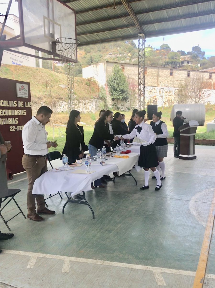 aleatm2's tweet photo. Concurso de Escoltas de Secundarias Comunitarias en San Joaquín. La ganadora de la Región “Popular Calazans” obtuvo un pase directo al Concurso Nacional de la FEMEXBAM que se realizará en el estado de Veracruz. Primera vez que una escolta del @CONAFE_mx en Querétaro asiste. https://t.co/dlRxFURqlp