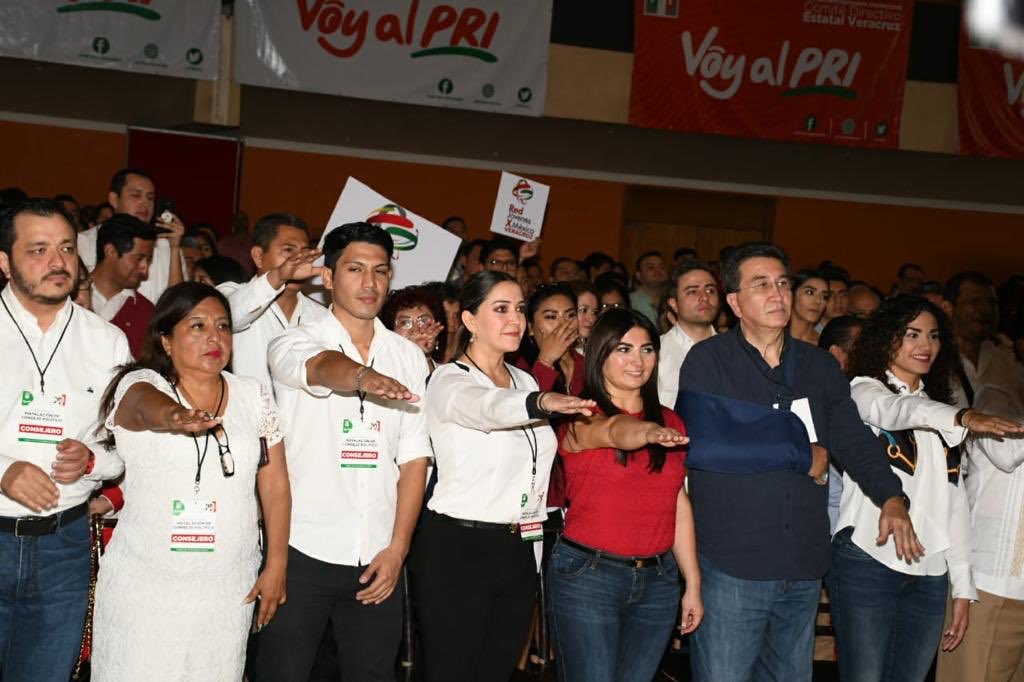 AniluIngram's tweet photo. Participé en el Consejo Político Estatal del @PRIVER_ @arturozamora donde hicimos los acuerdos necesarios para construir con la experiencia que transforma. Por primera vez, la dirigencia estatal será elegida de forma abierta por la militancia de mi partido. #Veracruz https://t.co/a4ECuC79t5