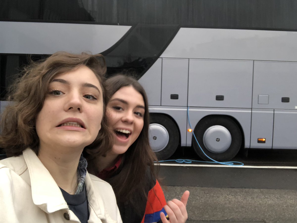 fragilelikeglas's tweet photo. @markonyourneck (my gf), me feat. hayley’s tour bus #HayleyKiyoko #ExpectationsEncoreTour https://t.co/TgBlrxKa0r