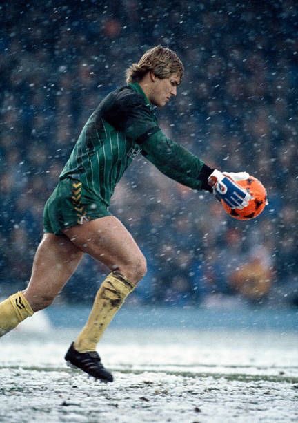 OldFootball11's tweet photo. Goalkeeper #ChrisWoods #NorwichCity (1986). https://t.co/RJeEfEd1uw