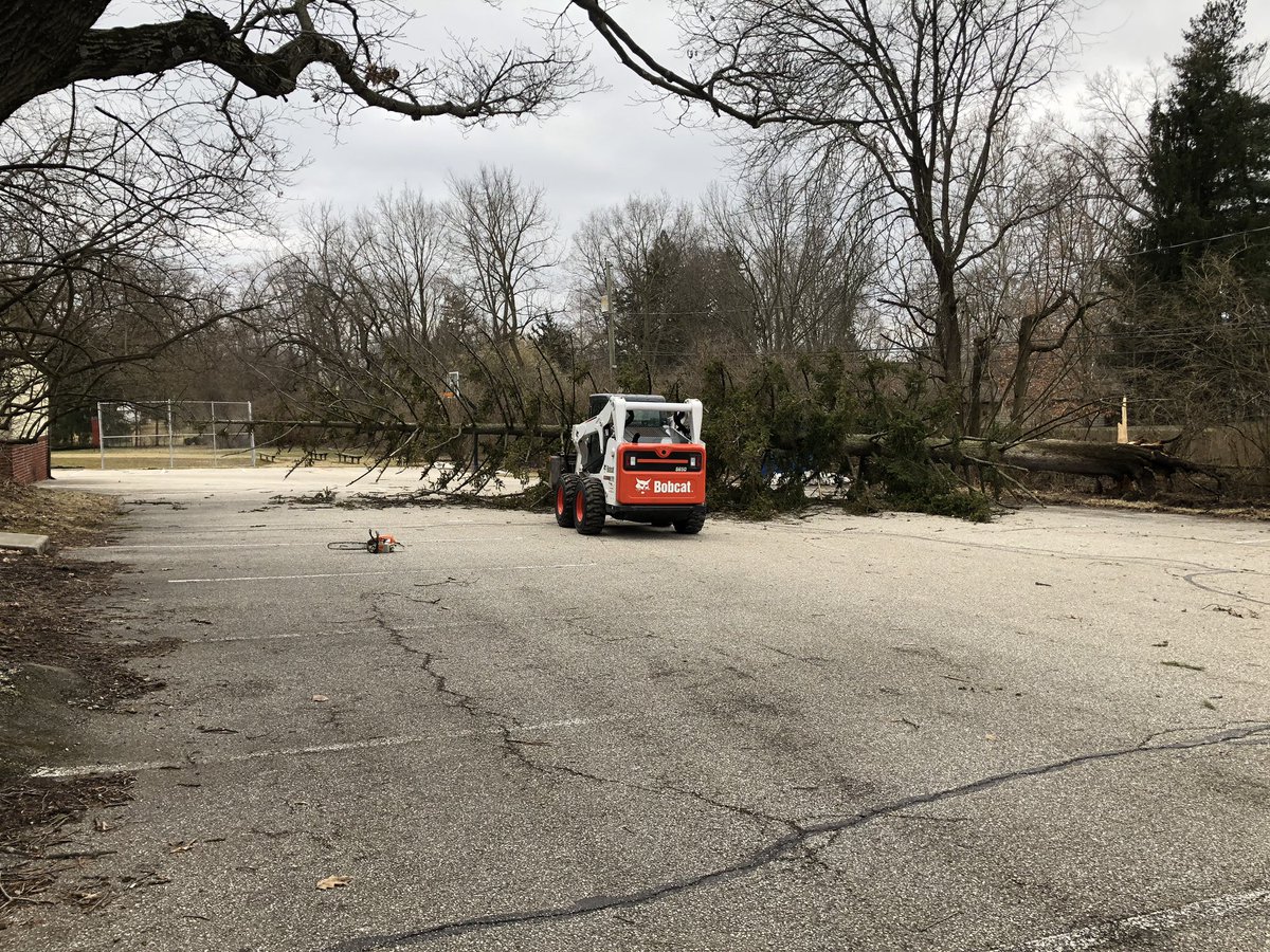 DJDacPHX's tweet photo. No rest for the grounds crew this weekend, we’re out making sure that school is a go tomorrow!!! #wcsgrounds @wcsdistrict  @LinworthAPNewts #itsworthit #itstoowindy https://t.co/m3Zc78N7aG
