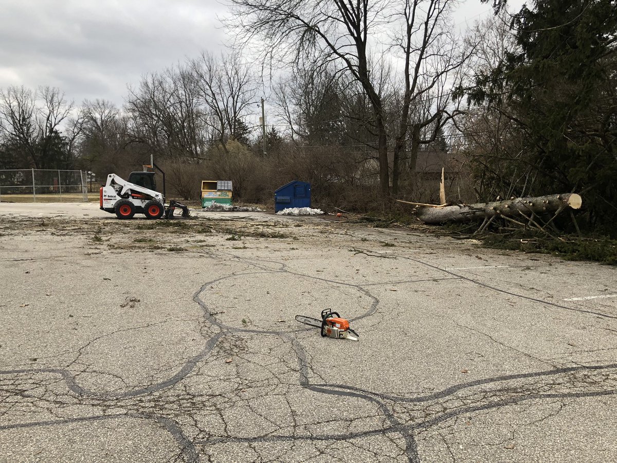 DJDacPHX's tweet photo. No rest for the grounds crew this weekend, we’re out making sure that school is a go tomorrow!!! #wcsgrounds @wcsdistrict  @LinworthAPNewts #itsworthit #itstoowindy https://t.co/m3Zc78N7aG
