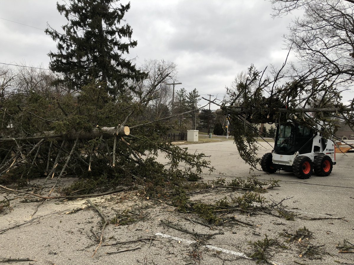 DJDacPHX's tweet photo. No rest for the grounds crew this weekend, we’re out making sure that school is a go tomorrow!!! #wcsgrounds @wcsdistrict  @LinworthAPNewts #itsworthit #itstoowindy https://t.co/m3Zc78N7aG