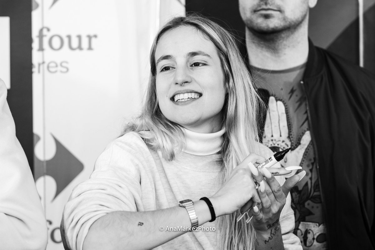 AnaMarkezPhoto's tweet photo. .@mariaot2018 durante la  #FirmaOTCaceres #MariaVillar https://t.co/emJeZGn9mJ