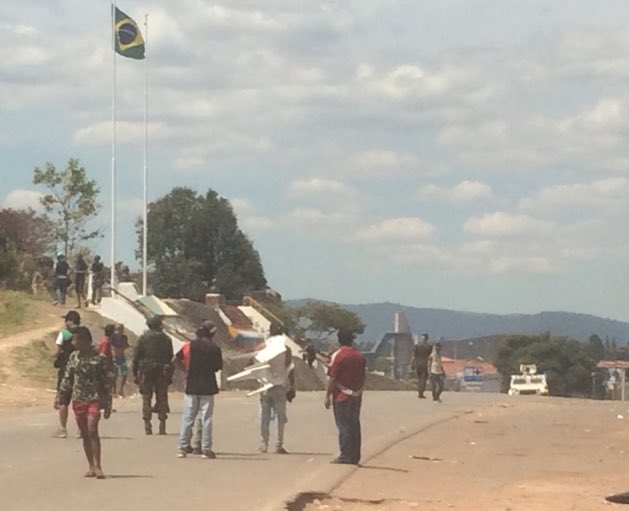 Mikhaeladj's tweet image. #24Feb Tanquetas venezolanas sobrepasan línea fronteriza con #Pacaraima, Brasil, mientras Coronel del Ejército brasileño hace presencia en el lugar 

@realDonaldTrump @marcorubio @VR_VzlaLibre @SecPompeo @jairbolsonaro @AmbJohnBolton @SecPompeo @soldadoDfranela @ARQUITECTY