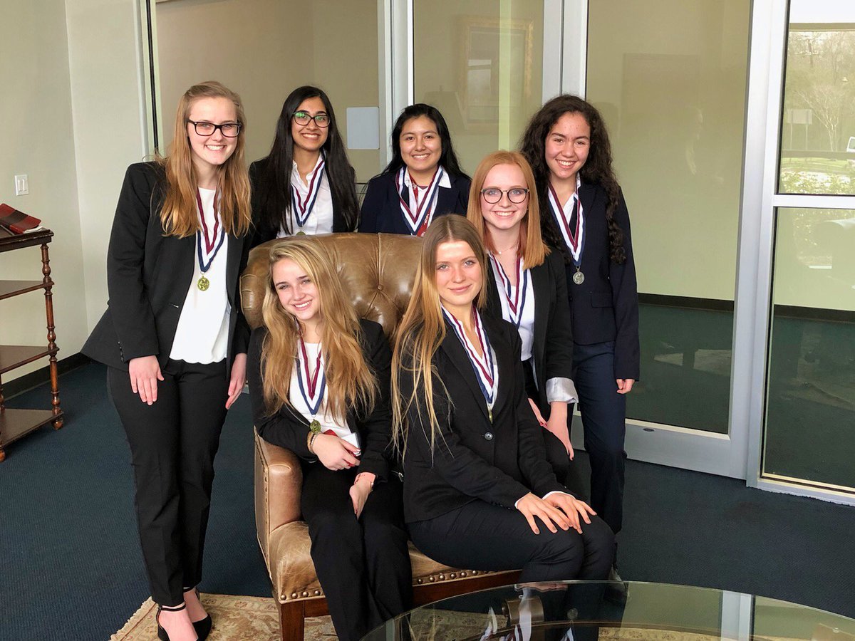 consolhosa's tweet photo. Great job to everyone who competed in the HOSA Area Conference yesterday! Ellie Miller, Lillian Cloud, Sarah Kassam, Ellie Garrett, and Naya Noffsker placed 1st in PSA, Mona Birgisson placed 2nd in Medical Art Poster, and Kat Bellon placed 2nd in Biomedical lab Science. Congrats! https://t.co/l5XmOBRWFT