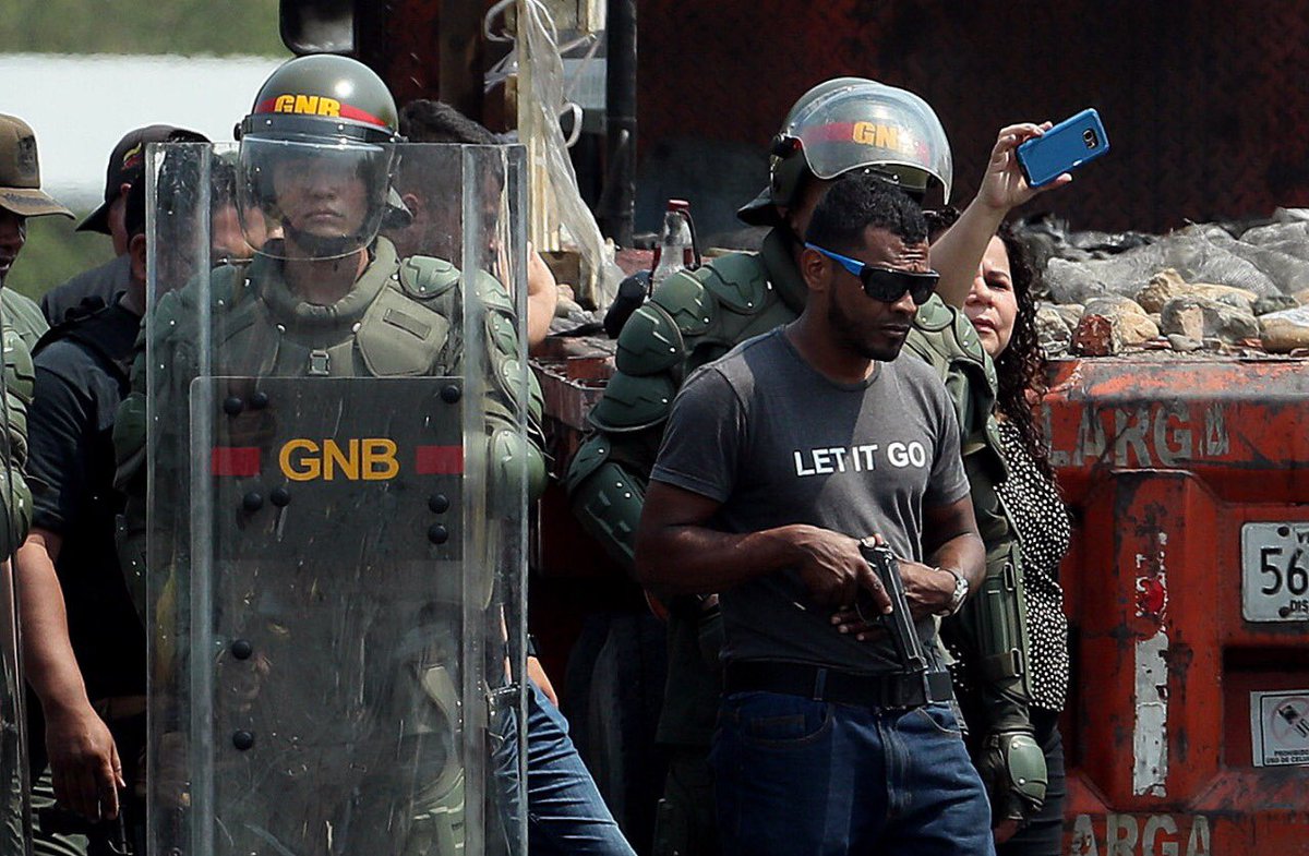 ElyangelicaNews's tweet photo. #LasImágenes de la Ministra de Servicios Penitenciarios en el Puente Internacional de Ureña. Con civiles armados, con armas cortas y largas, al lado de Guardias como si fueran los mismos.  Fotos de EFE/Mauricio Dueñas #24F https://t.co/SmMOpZWDPF