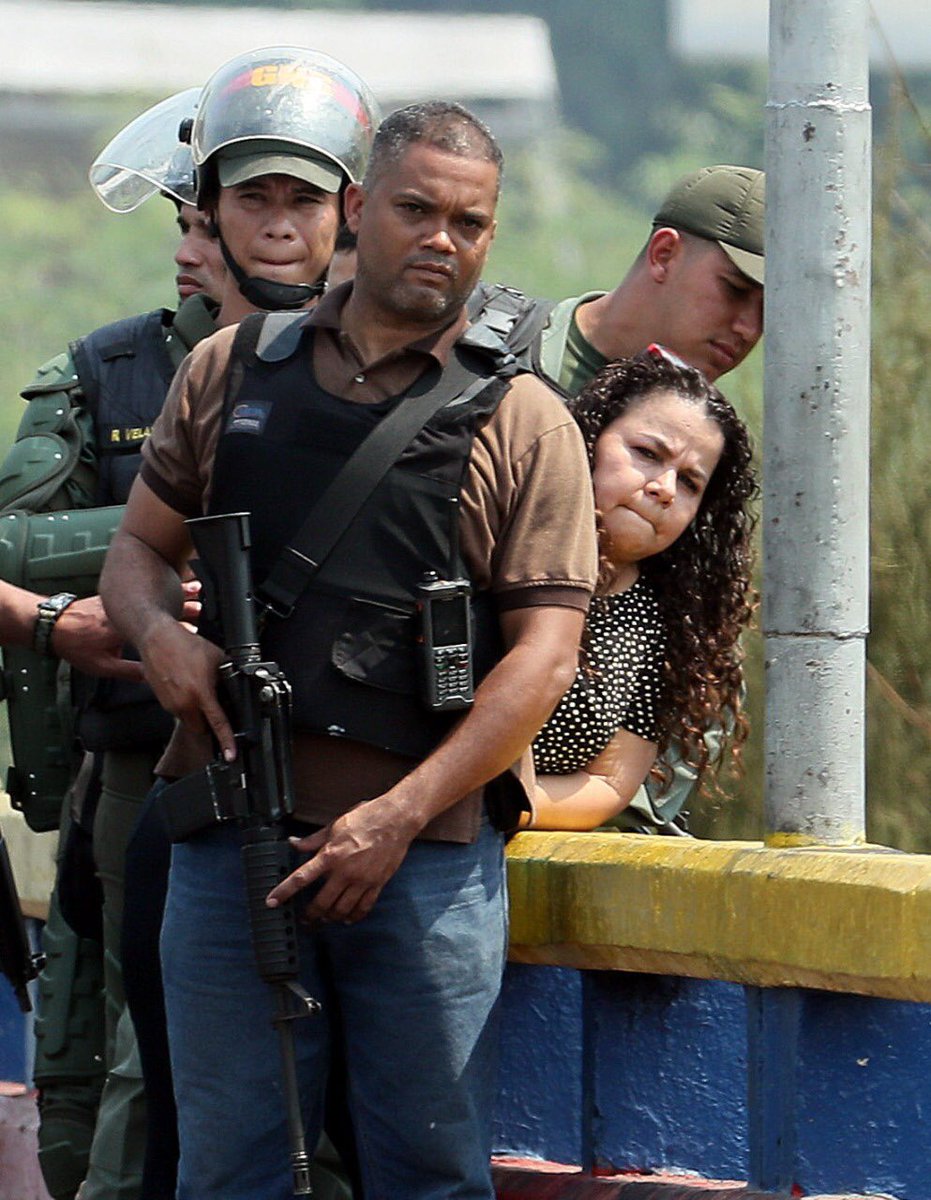 ElyangelicaNews's tweet photo. #LasImágenes de la Ministra de Servicios Penitenciarios en el Puente Internacional de Ureña. Con civiles armados, con armas cortas y largas, al lado de Guardias como si fueran los mismos.  Fotos de EFE/Mauricio Dueñas #24F https://t.co/SmMOpZWDPF