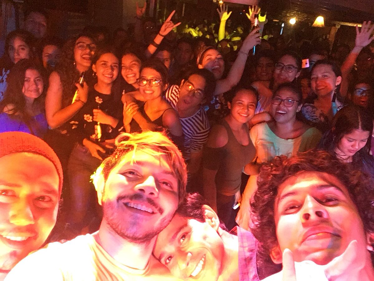 Que lindo que fue contar con ustedes, muchisimas gracias a <a href="/HisteriaNi/">Histeria</a> y a Marzo por acompañarnos ayer en esta fiesta de bienvenida, decimos gracias a @RockMunchies por todo y digan whisky para la foto.