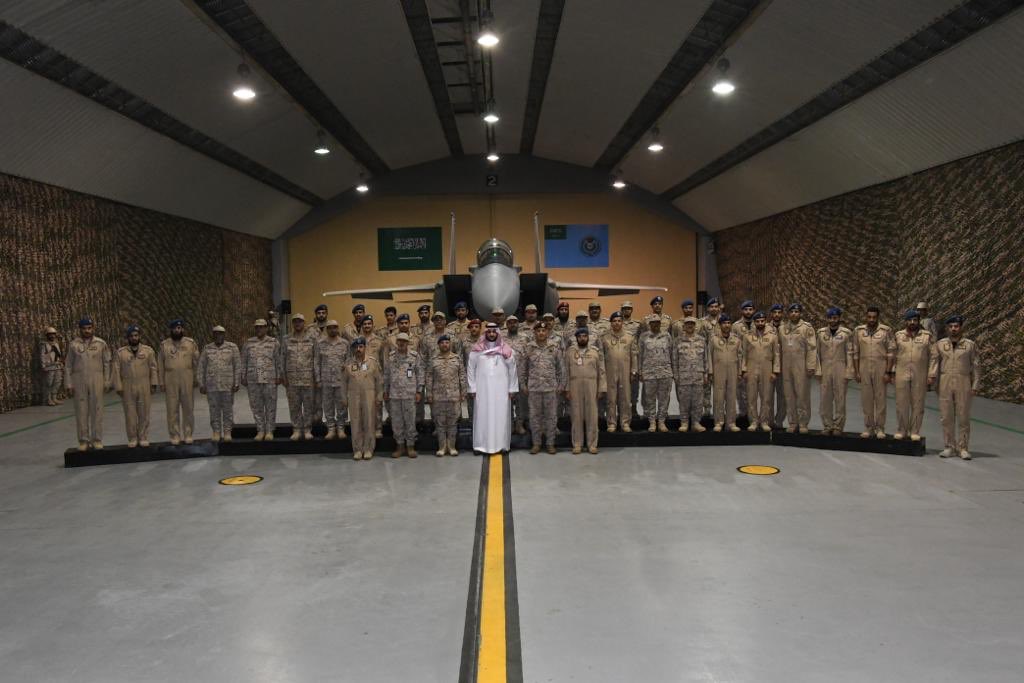 kbsalsaud's tweet photo. بتوجيهات كريمة من سمو سيدي وزير الدفاع، تشرفت هذا اليوم بزيارة للوحدات القتاليه في الخطوط الأماميه في الحد الجنوبي.
حدودنا آمنه بوجود رجال أشاوس يذودون عن وطنهم. https://t.co/xJXghPOqHU
