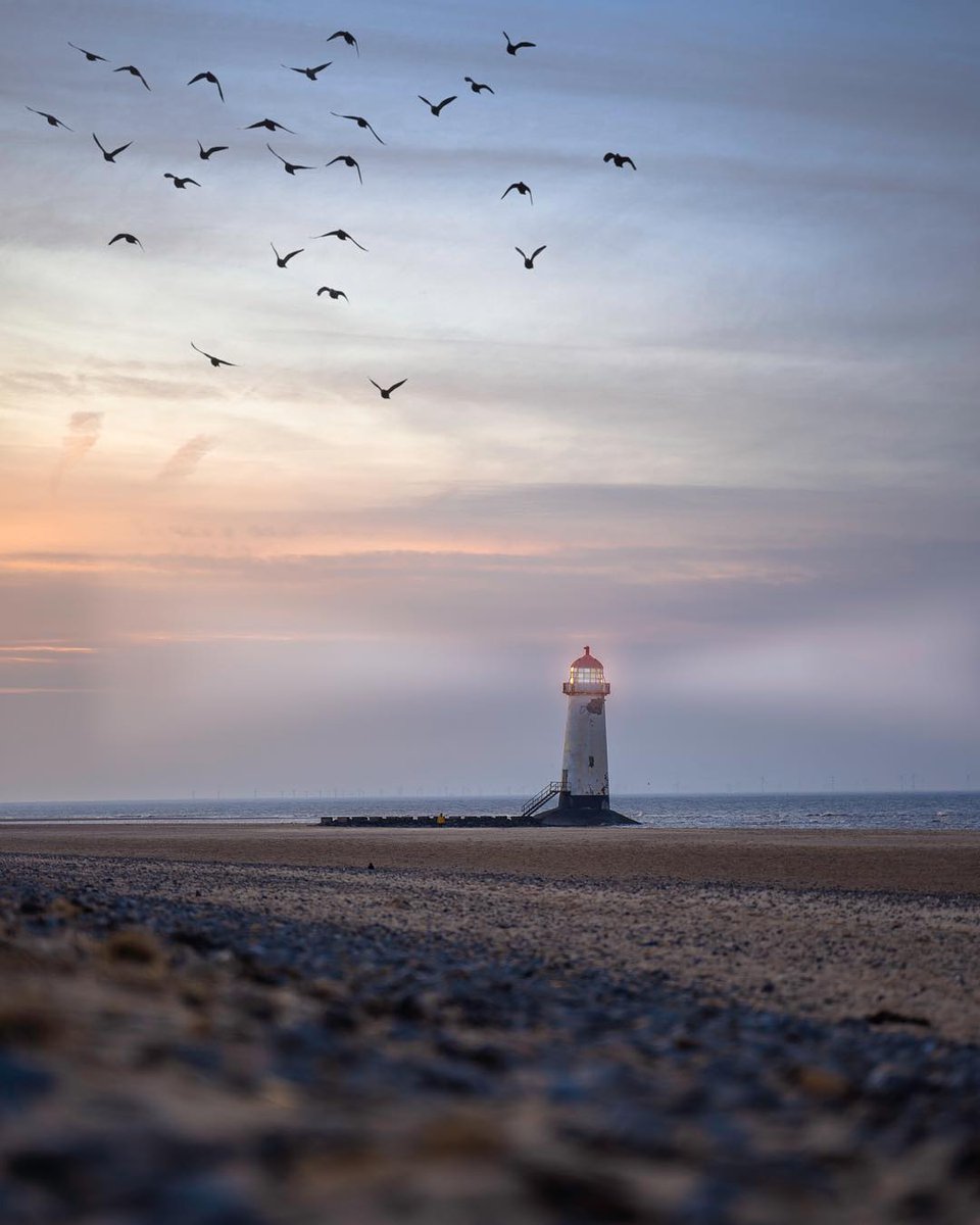 🌊Wales’ oldest lighthouse, Talacre, North Wales  

📸 James
instagram.com/jamesbamz/