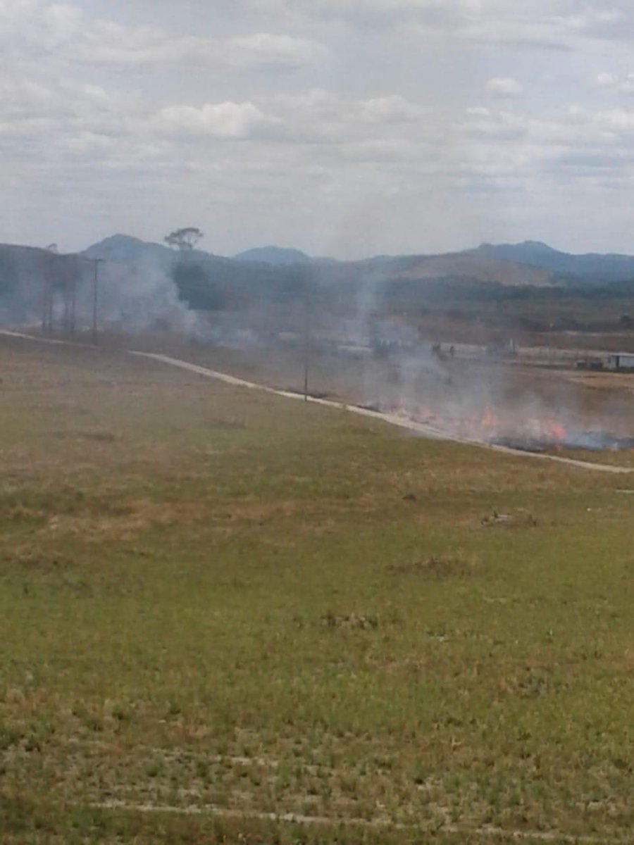 CiudadGuayanaFB's tweet image. Aproximadamente a la 1:30 PM Venezolanos en #Pacaraima #Brasil se acercaron al monumento Las Banderas (Linea limítrofe con Venezuela) a protestar contra la represión de la GNB y el ataque armados de #SantaElenaDeUairen. Los atacaron con gas lacrimógeno del lado de Brasil #24Feb