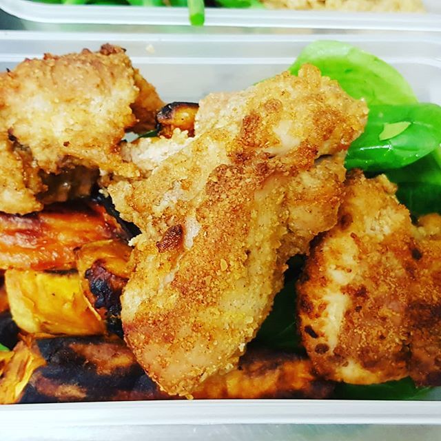 NoyoFood's tweet photo. Chicken and chips 😋😋😋 but the healthiest chicken and chips you'll ever eat. #eatclean #coconutoil #sweetpotato #teffflour #coconutflour #nutrition #funreceipes #tasty #foodporn https://t.co/m9jGjBs9Mo https://t.co/vAN5dCnzwV