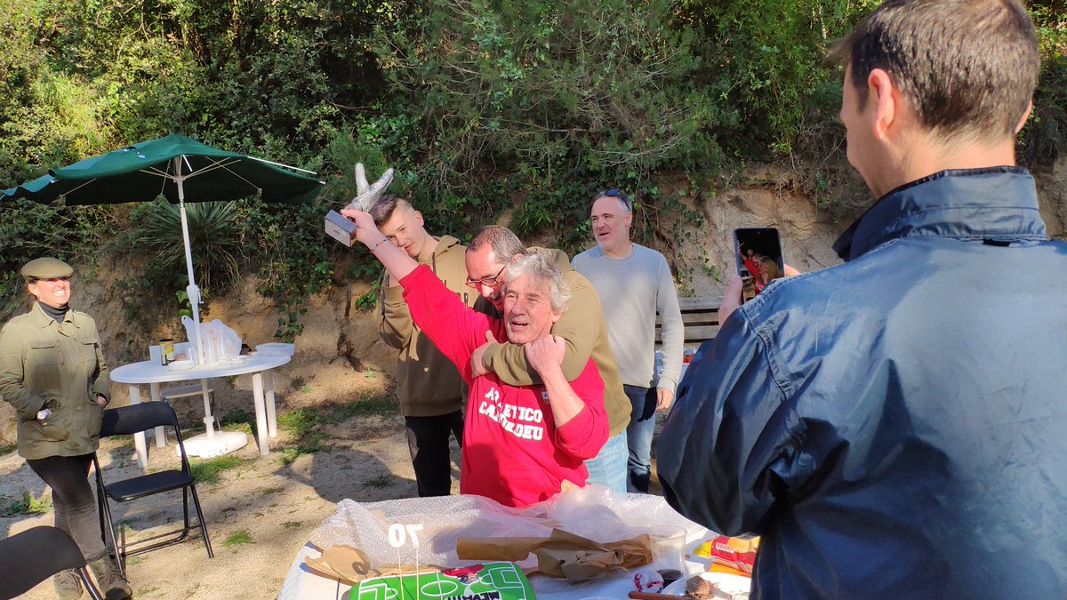 atcardedeu's tweet photo. Nuestro gran portero celebrando sus 70 añitos!!! Felicidades Salva!!! https://t.co/KgIp2j3LV9