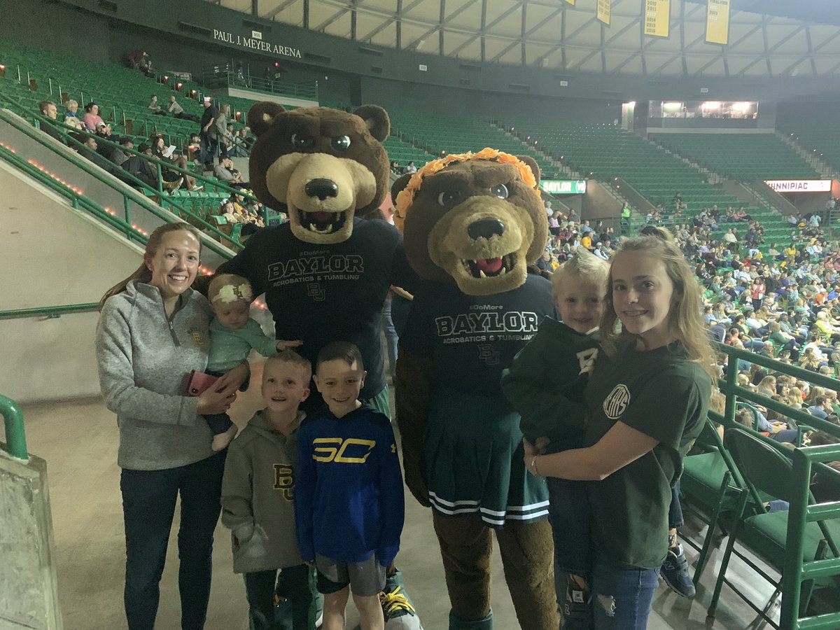 MackLeads2Learn's tweet photo. Sic Em Bears! 🐻💚💛 @BaylorAcroTumb #SicEm https://t.co/yhNcXUc3NO