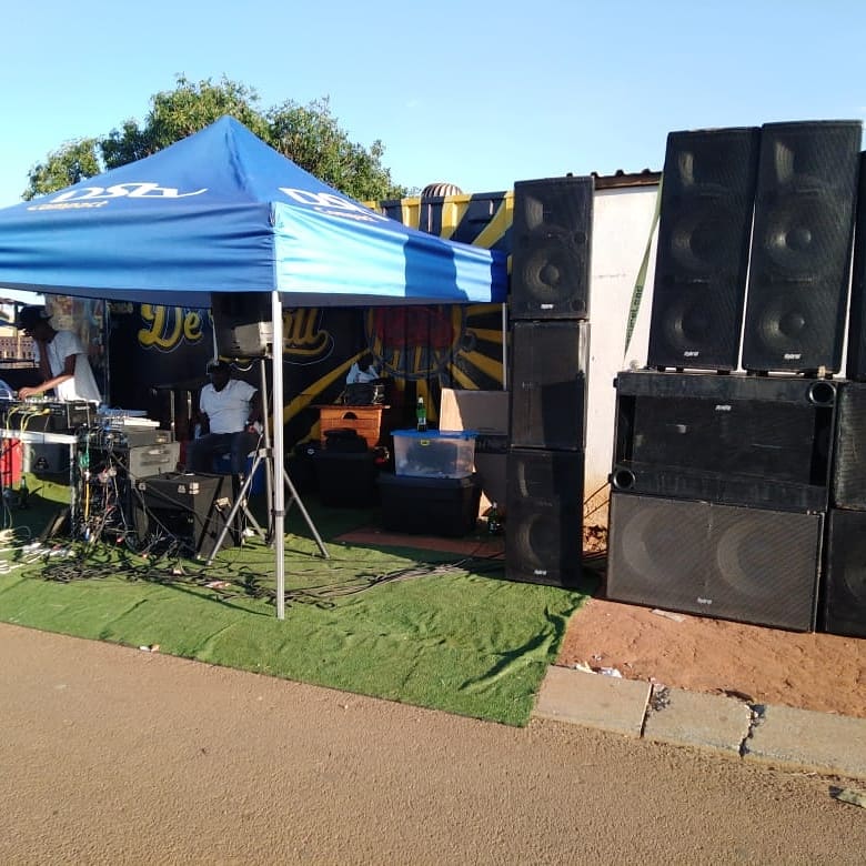 slay_top's tweet photo. Sound check one two, one two.... Just giving you a little taste of what to expect next week Sunday.
#TheLoveAffairAcousticSoulSession
#AcousticSoulSession
#AcousticSoulFamily
#SlayTopChillasEvents
#OpenSpaceDèGrill https://t.co/a8oSyplxUt